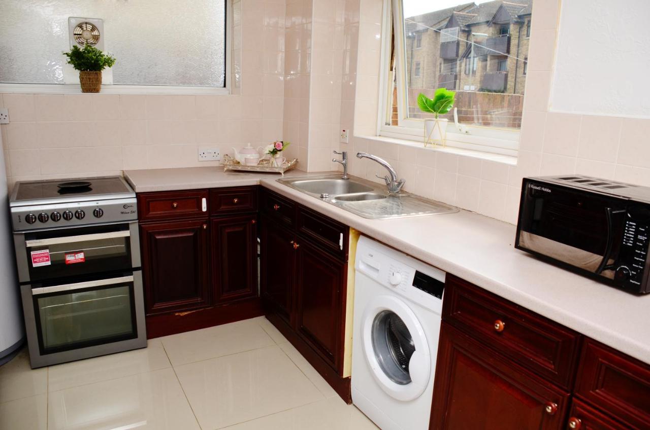 33Sm Dreams Unlimited Serviced Accommodation- Staines - Heathrow Stanwell Exteriör bild